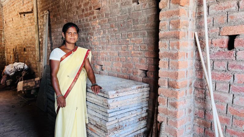 जशपुर की लालमती ने मजबूत इरादों से बनाई अपनी पहचान, शटरिंग प्लेट व्यवसाय से ग्रामीण महिला बनी सफल उद्यमी