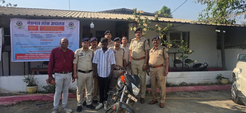 सरगुजा पुलिस की कार्रवाई : अंबिकापुर में मणीपुर पुलिस की सतर्कता रंग लाई, 50 हजार की मोटरसाइकिल बरामद, चोरी की बाइक सहित युवक गिरफ्तार कर न्यायालय के समक्ष किया गया पेश.