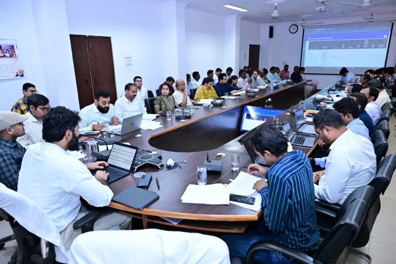 मुफ्त बिजली और जल संरक्षण की दिशा में बड़ा कदम: कलेक्टर की समीक्षा बैठक में पीएम सूर्य घर योजना, रेन वाटर हार्वेस्टिंग और लंबित प्रकरणों के त्वरित निराकरण पर सख्त निर्देश