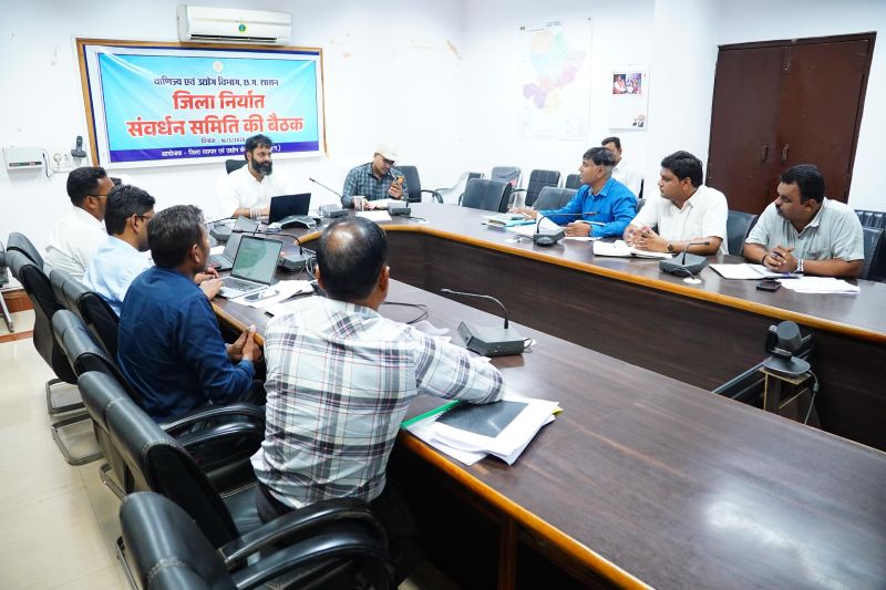 वृक्षारोपण से स्वच्छता और विकास पर फोकस: नगरीय निकायों की समीक्षा बैठक में कलेक्टर के सख्त निर्देश, आवास, कर वसूली और निर्माण कार्यों में तेजी लाने पर जोर