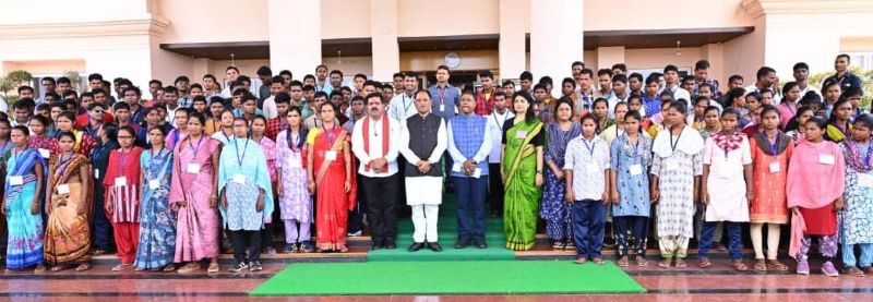 हिंसा छोड़ विकास की राह: 140 पूर्व नक्सलियों ने मुख्यमंत्री साय के सामने साझा की नई शुरुआत की कहानी, सरकार के पुनर्वास मॉडल से बदल रही तस्वीर