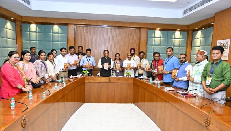 पत्रकारिता और यात्रा का अनोखा संगम: CM साय ने निशा द्विवेदी की पुस्तक का किया लोकार्पण, गुजरात भ्रमण के अनुभवों में झलकता विकास और संस्कृति का समृद्ध चित्रण