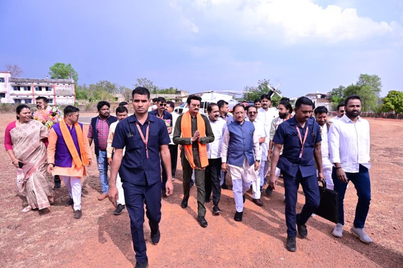 विष्णुदेव साय का जशपुर में ऐतिहासिक स्वागत, हेलीपैड पर उमड़ा जनसैलाब, जनप्रतिनिधियों और प्रशासनिक अधिकारियों ने गर्मजोशी से किया अभिनंदन