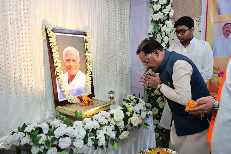 जशपुर में शोक की लहर के बीच विष्णुदेव साय का मानवीय संवेदनाओं से भरा कदम, लोकतंत्र सेनानी स्व. महावीर प्रसाद जैन को पुष्पांजलि अर्पित कर दी श्रद्धांजलि