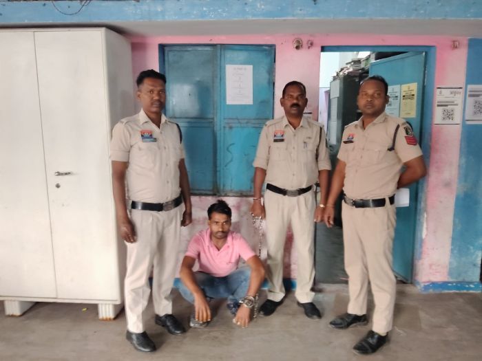 नाकेबंदी में बड़ी सफलता : उड़ीसा से रायगढ़ तक ड्रग्स सप्लाई का खेल—पुलिस ने बीच रास्ते में ही तोड़ी कमर ! 2.7 किलो गांजा के साथ आरोपी गिरफ्तार, बाइक जब्त, भेजा गया रिमांड पर.