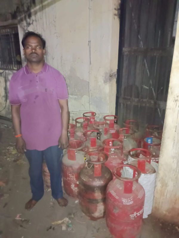 बंजारी मंदिर के पास चल रहा था अवैध गैस का खेल: बिना दस्तावेज 64 हजार के 16 सिलेंडर के साथ युवक पकड़ा, पुलिस ने कसा शिकंजा