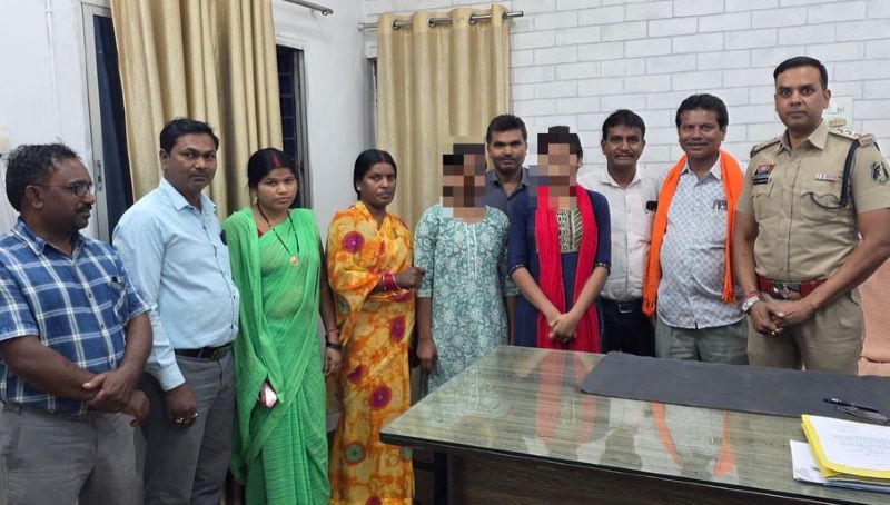 घर से निकलीं, देशभर में दौड़ी पुलिस : गुढ़ियारी थाने की त्वरित कार्रवाई, भुसावल स्टेशन से मिलीं दोनों सहेलियां—परिजनों ने जताया आभार