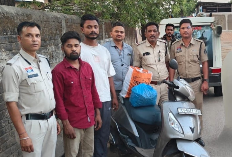 गांजा तस्करी का बड़ा रैकेट बेनकाब: चेकिंग के दौरान पुलिस ने फिल्मी अंदाज में रोकी स्कूटी, डिग्गी और बैग से निकला भारी मात्रा में गांजा—दो आरोपी गिरफ्तार, नेटवर्क की जांच तेज