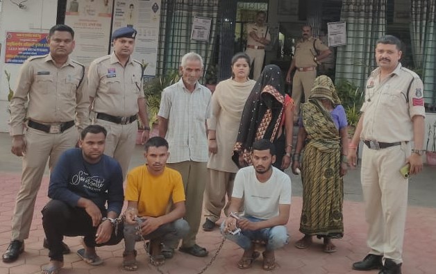 सनसनीखेज हत्या कांड का खुलासा, 6 आरोपी चंद घंटों में गिरफ्तार!पुरानी रंजिश में रची गई खौफनाक साजिश—टांगिया और लाठी से बेरहमी से वार कर युवक की हत्या, पुलिस की त्वरित कार्रवाई में सभी आरोपी सलाखों के पीछे