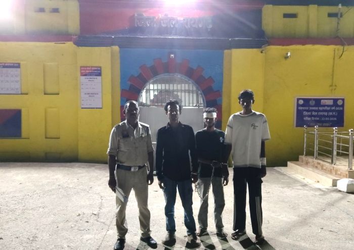 रायगढ़ पुलिस का एक्शन मोड : सार्वजनिक स्थान पर दहशत फैलाने वालों पर शिकंजा, हथियार लहराने और मारपीट करने वाले छः आरोपी गिरफ्तार, आर्म्स एक्ट में भेजे गए जेल.