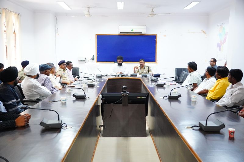 बस संचालन में लापरवाही अब पड़ेगी भारी, प्रशासन ने दी अंतिम चेतावनी! कलेक्टर रोहित व्यास की दो टूक—फिटनेस, बीमा, हेल्पलाइन, फायर सेफ्टी और ड्राइवर वेरिफिकेशन जरूरी, पहाड़ी मार्गों पर केवल प्रशिक्षित चालकों को अनुमति, नियम उल्लंघन पर सख्त कार्रवाई तय