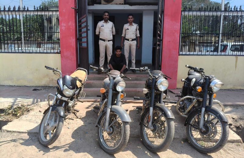 रायगढ़ में बुलेट चोर गिरोह का पर्दाफाश : रात के अंधेरे में बुलेट उड़ाने वाले गैंग पर पुलिस का शिकंजा, एक आरोपी और पाँच नाबालिग पकड़े गए, 3 बाइक बरामद, 1 आरोपी व पाँच विधि से संघर्षरत बालक भेजे गए न्यायिक अभिरक्षा में.