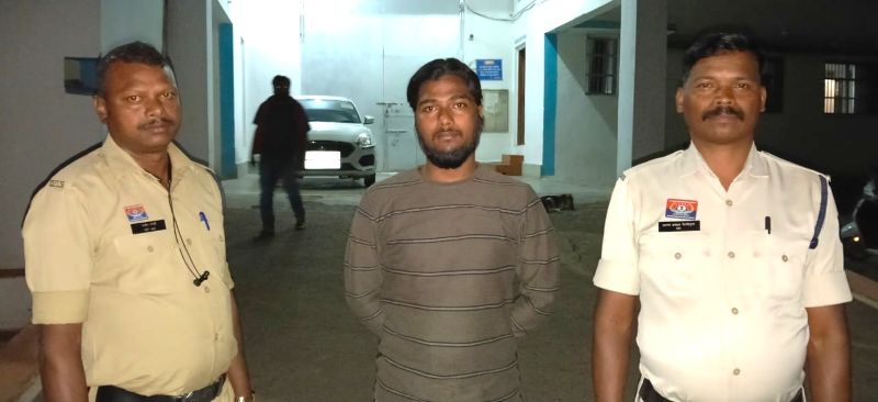 तीन साल तक चलता रहा उत्पीड़न का खेल: केस वापस नहीं लेने पर जान से मारने की धमकी, फर्जी ईमेल से फोटो वायरल करने वाला आरोपी आखिरकार चढ़ा पुलिस के हत्थे