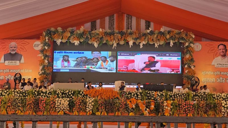 मुख्यमंत्री विष्णुदेव साय का हितग्राहियों से सीधा संवाद: “बटन दबते ही खाते में आई राशि”, लोगों ने बताए बदलाव—सरकार की योजनाओं पर जताया भरोसा