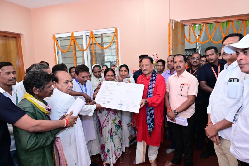 वनाधिकार से सशक्त हुआ कुनकुरी, विष्णुदेव साय ने कबीर आश्रम के सदस्यों को सौंपे सामुदायिक वन अधिकार पत्र, आजीविका और पर्यावरण संरक्षण को मिला नया आधार