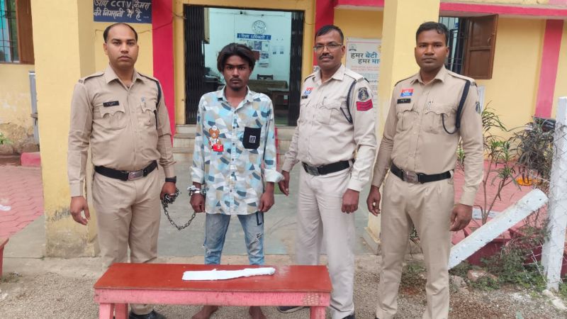 सड़क पर ‘खौफ का खेल’—धारदार हथियार लहराकर दहशत फैलाने वाला युवक गिरफ्तार! जांजगीर-चांपा में पुलिस की त्वरित रेड, आरोपी हथियार सहित दबोचा, इलाके में राहत