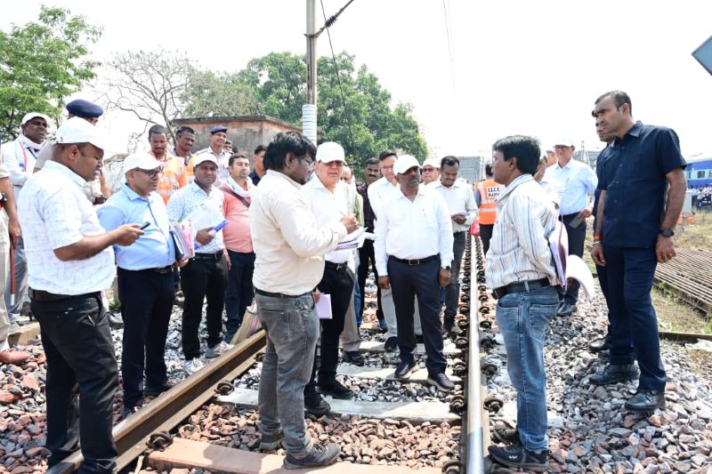 ट्रैक से लेकर ट्रेन सिस्टम तक ‘मेगा चेकिंग’! झारसुगुड़ा–रायगढ़ रेलखंड पर सुरक्षा का सर्जिकल निरीक्षण—खामियों पर सख्त नजर, सुधार के दिए कड़े आदेश