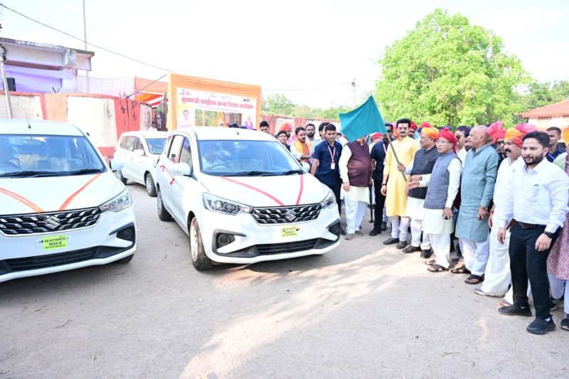 नवीन वाहनों से राजस्व विभाग की कार्यकुशलता में सुधार: जशपुर में मुख्यमंत्री श्री साय ने किया विशेष उद्घाटन ; रणजीता स्टेडियम में कार्यक्रम में उपस्थित जनप्रतिनिधियों और अधिकारियों ने नववाहनों के संचालन से आमजन को बेहतर सेवाएं उपलब्ध कराने पर जताई उम्मीद