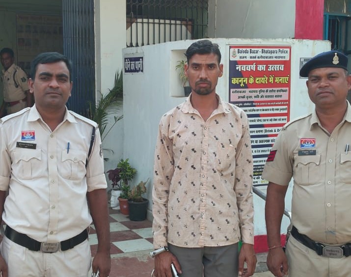 गाली-गलौज से शुरू हुआ विवाद बना जानलेवा हमला: पलारी पुलिस की त्वरित कार्रवाई, हंसिया से वार करने वाला आरोपी पहुंचा सलाखों के पीछे