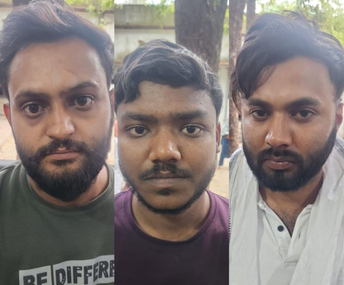 साइबर ठगी का खुलासा : बैंक खातों की खरीद-बिक्री कर खेल रहे थे बड़ा खेल, ठगी की रकम के लिए बेचे जा रहे थे बैंक खाते, अम्बिकापुर में गांधीनगर पुलिस की बड़ी कार्रवाई में तीन आरोपी गिरफ्तार.