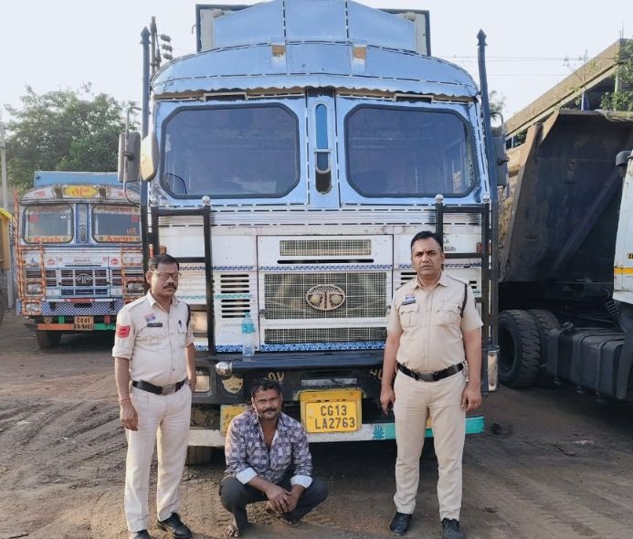 “ऑपरेशन प्रहार” में बड़ी सफलता : पूंजीपथरा पुलिस की कार्रवाई में पकड़ाया ट्रक चालक, 10 लाख के वाहन और 2.87 लाख का स्क्रैप जप्त,