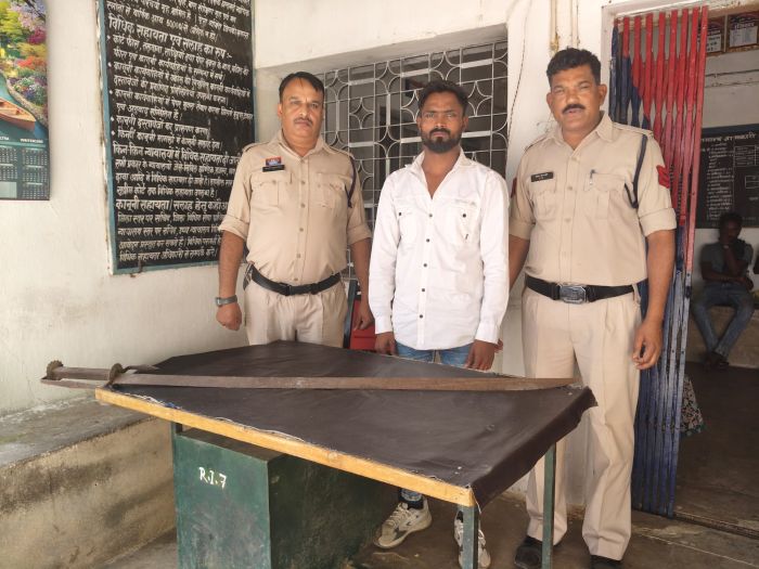 जमीन विवाद में तलवार लेकर पहुंचा युवक, तलवार लेकर दौड़ाया, खुलेआम दी जान से मारने की धमकी… जमीन विवाद में मचा हड़कंप ! कापू पुलिस की त्वरित कार्रवाई में गिरफ्तार, भेजा गया न्यायिक रिमांड पर जेल.