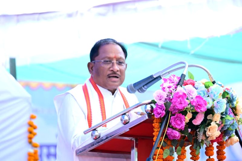 नक्सल मोर्चे पर बड़ी कामयाबी: 73 लाख के इनामी 15 सशस्त्र माओवादी मुख्यधारा में लौटे, 9 महिला-6 पुरुषों का आत्मसमर्पण—‘नक्सल-मुक्त बस्तर’ के संकल्प को मिली निर्णायक गति, बोले मुख्यमंत्री विष्णु देव साय