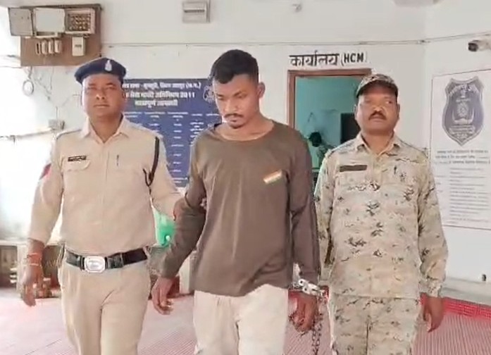कुनकुरी पुलिस की बड़ी कार्रवाई: जिला बदर और कस्टडी से फरार रह चुका लक्की फिर गिरफ्तार, घर में घुसकर लूट और जानलेवा हमले का खुलासा—18 हजार नगद व बाइक बरामद