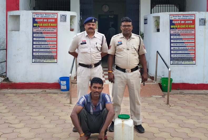 हेल्पलाइन बनी अपराधियों पर भारी: “समाधान सेल” के जरिए मिली जानकारी पर पुलिस ने दबोचा महुआ शराब तस्कर, आबकारी एक्ट में मामला दर्ज