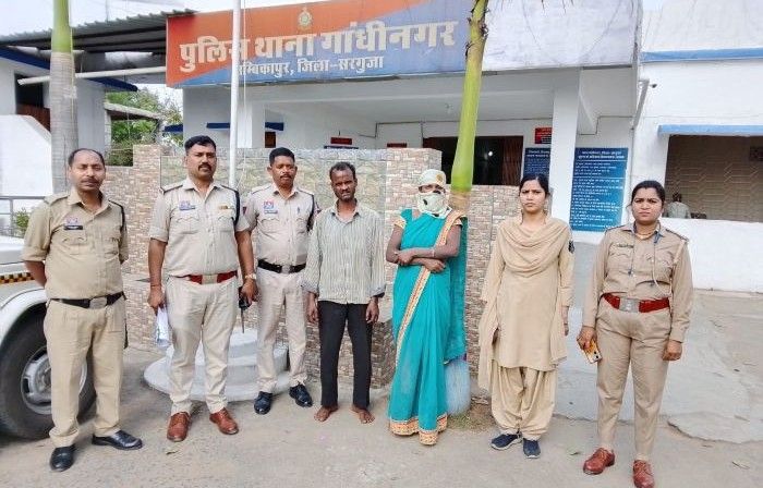 हत्या का खुलासा : शक ने छीनी जान, लाठी से हत्या, गड्ढे से बरामद हुआ शव, अंबिकापुर में गांधीनगर पुलिस की त्वरित कार्रवाई में आरोपी दंपति गिरफ्तार कर न्यायालय के समक्ष किए गए पेश.