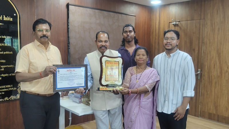 कानून-व्यवस्था की मजबूती में निभाई अहम भूमिका: डीएसपी पी.डी. कुजूर की विदाई पर एसएसपी ने सराहा समर्पण, कहा—सेवा जीवन रहेगा प्रेरणास्रोत