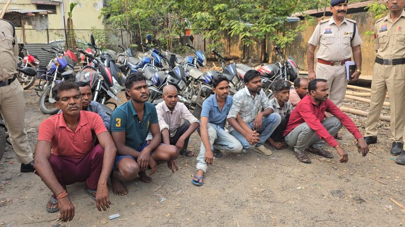 रायगढ़ पुलिस की बड़ी कार्रवाई : अंतर्राज्यीय बाइक चोर गिरोह का भंडाफोड़, सस्ते में बिकती थी चोरी की बाइक, पुलिस ने खोला 15 लाख के खेल का राज ! 21 बाइक बरामद, मुख्य आरोपी सहित दस गिरफ्तार.