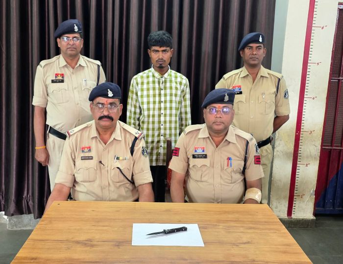 दहशत फैलाने वाला आरोपी गिरफ्तार: शराब दुकान के पास धारदार चाकू लहराकर लोगों को धमका रहा था युवक, पुलिस ने मौके से दबोचा
