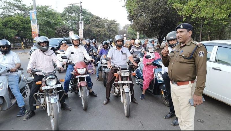 ट्रैफिक अनुशासन की नई मिसाल: सघन चेकिंग का बड़ा असर, 80% दोपहिया चालक हेलमेट में नजर आए, हजारों पर हुई चालानी कार्रवाई