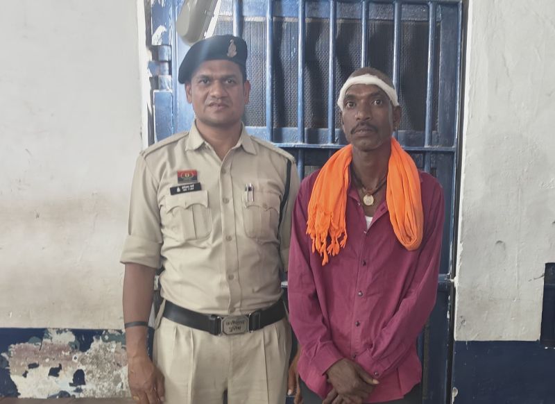 दिनदहाड़े धारदार हथियार से हमला: पुरानी रंजिश में युवक पर चापड़ से वार, आरोपी गिरफ्तार, हथियार बरामद