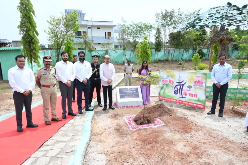 माँ के सम्मान से जुड़ा हरियाली का संदेश: जशपुर में राज्यपाल रमेन डेका ने मातृत्व वन में किया पौधरोपण, औषधीय पौधों के साथ पर्यावरण संरक्षण को मिली नई दिशा