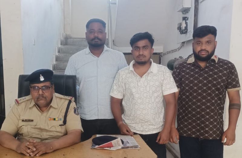 रैली की भीड़ में दहशत: साइड हटने को लेकर विवाद ने लिया हिंसक रूप, युवक पर चाकू से हमला, साइबर ट्रैकिंग से 3 आरोपी गिरफ्तार