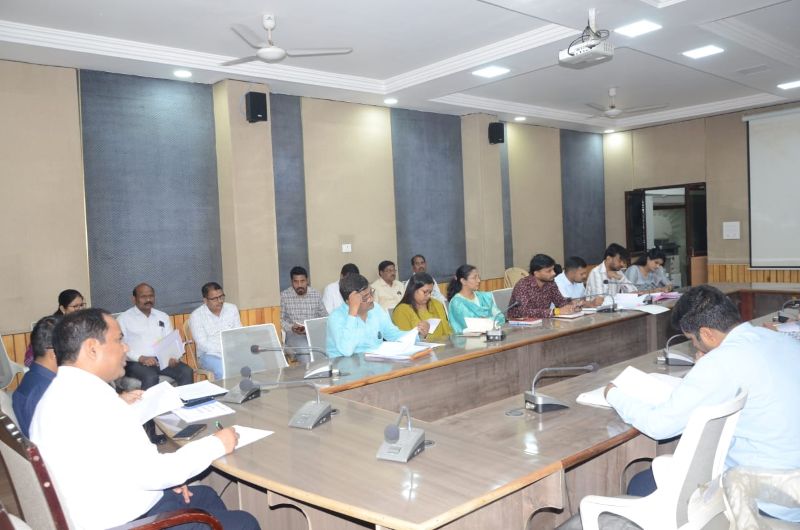 वर्षा पूर्व तैयारी तेज: कलेक्टर ने समीक्षा बैठक में दिए सख्त निर्देश, सीसी रोड, नाली सहित सभी निर्माण कार्य जल्द पूरा करने का आदेश