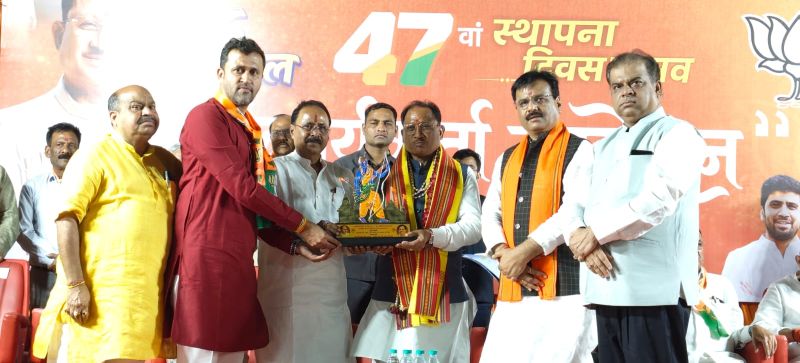 भाजपा कार्यकर्ताओं के जोश से गूंजा रायपुर: सम्मेलन में CM साय का बड़ा संदेश—निष्ठा और समर्पण से ही मजबूत होता है संगठन, कार्यकर्ता ही पार्टी की रीढ़