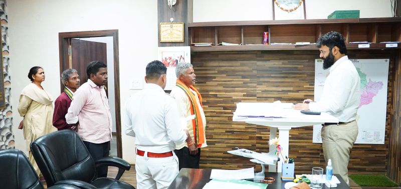 जशपुर में जनदर्शन का असर: कलेक्टर रोहित व्यास ने आमजन की समस्याओं पर लिया संज्ञान, पेयजल, सड़क और योजनाओं पर त्वरित निराकरण के निर्देश