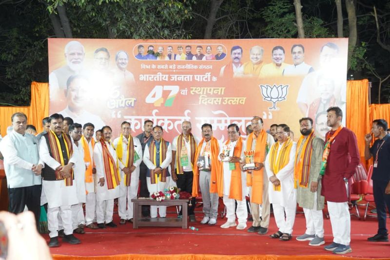 कार्यकर्ताओं के कंधों पर खड़ी है सफलता’: बृजमोहन अग्रवाल ने सम्मेलन में दिलाया संगठन की ताकत का अहसास