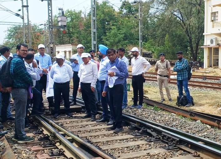 गोंदिया स्टेशन पर विकास कार्यों की तेज निगरानी: SECR महाप्रबंधक का व्यापक दौरा, अमृत भारत योजना के तहत सुविधाओं के उन्नयन और संरक्षा को प्राथमिकता देने के निर्देश