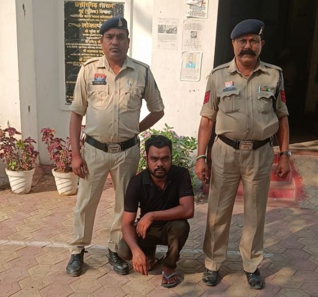 डायल 112 चालक पर हमला : रायगढ़ पुलिस की त्वरित कार्रवाई, सुनसान इलाके में ले जा कर मारपीट का मामला, चाकू बरामद, एक आरोपी गिरफ्तार, दो आरोपी अब भी फरार, तलाश जारी.