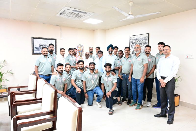 दक्षिण पूर्व मध्य रेलवे की क्रिकेट टीम बनी उपविजेता: चेन्नई से मुंबई तक शानदार सफर, चार वर्षों में तीसरी बार फाइनल खेलकर जीता रजत पदक, खिलाड़ियों की मेहनत और अनुशासन की चमक