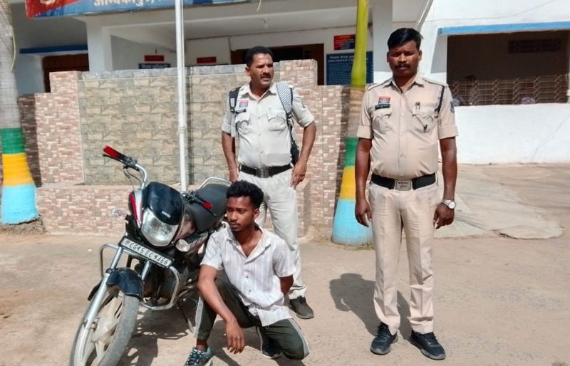 शातिर अंदाज में चोरी, मगर किस्मत ने दिया धोखा: नंबर प्लेट बदलकर घूम रहा था चोर, गैरेज में पहुंचते ही मालिक ने पहचान ली बाइक—युवक गिरफ्तार, बड़ा खुलासा