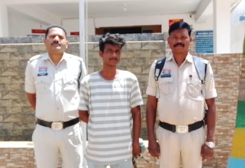 स्कूटी एवं मोबाइल लूटपाट का आरोपी गिरफ्तार, मामले मे शामिल एक अन्य आरोपी घटना दिनांक से फरार है, फरार आरोपी का पत्ता तलाश किया जा रहा है।