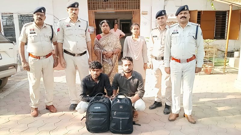 मंदिर के पास चल रहा था गांजा कारोबार: पुलिस की दबिश में अंतरराज्यीय सप्लाई गैंग बेनकाब, बुजुर्ग महिला समेत 3 आरोपी गिरफ्तार — उड़ीसा कनेक्शन ने खोले चौंकाने वाले राज