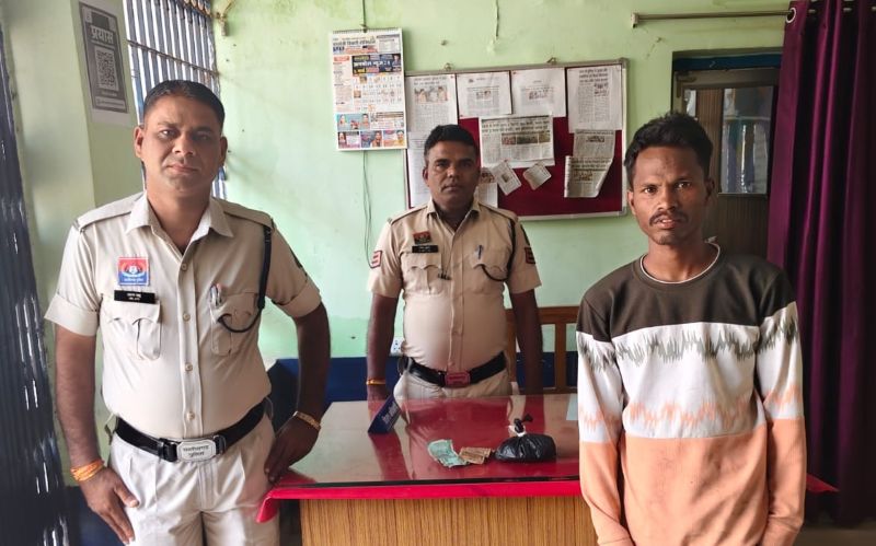 पलारी में घर बना ‘नशे का अड्डा’: पुड़िया-पुड़िया में बिक रहा था गांजा, शातिर तस्कर नरेन्द्र देवार रंगे हाथों गिरफ्तार—पुलिस की बड़ी कार्रवाई