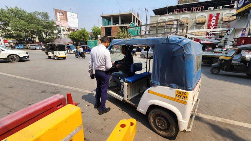 रायपुर में ट्रैफिक पुलिस का सख्त अभियान : रॉन्ग साइड, नो पार्किंग और बिना लाइसेंस—सड़क पर मचाई अराजकता, पुलिस ने सिखाया सबक ! 2 घंटे में 78 ई-रिक्शा चालकों पर कार्रवाई.