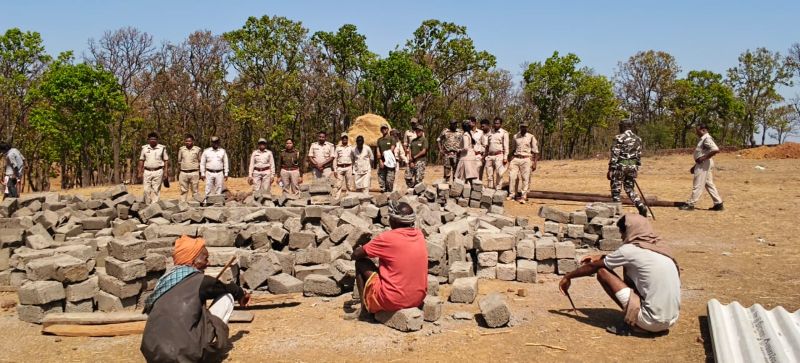 अतिक्रमणकारियों पर सख्ती! जशपुर के वन कक्ष P-111 में चला बुलडोज़र एक्शन—मकान निर्माण रोका, दी कड़ी चेतावनी